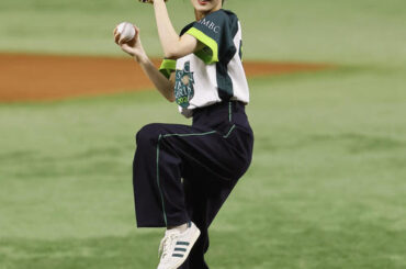 ソフトバンク対DeNA　始球式を務めた俳優の山下美月（撮影・藤尾明華）