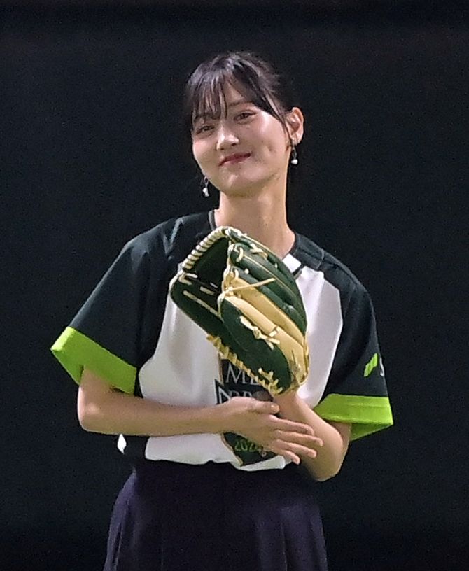 大きく振りかぶって…元乃木坂46山下美月のかわいすぎる始球式 日本シリーズでワンバン投球にキュートな笑顔:「おっ!」でつながる地元密着のスポーツ応援メディア 西スポWEB OTTO! – 西日本新聞me 大きく振りかぶって…元乃木坂46山下美月のかわいすぎる始球式 日本シリーズでワンバン投球にキュートな笑顔:「おっ!」でつながる地元密着のスポーツ応援メディア 西スポWEB OTTO! - 西日本新聞me