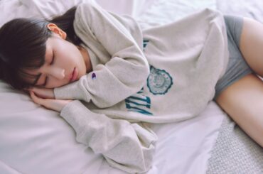 乃木坂46 岩本蓮加、1st写真集よりビキニ姿の特典ポストカード絵柄が解禁 | ENTAME next