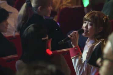 ファンの隣に座って歌う小泉萌香さん