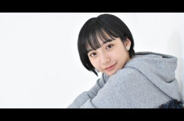 B1- 山之内すず、“ヘソチラ”手編みセーターに反響「寒そうだけど可愛すぎ」「流行りの腹出しサイズ」