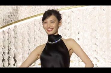 大政絢が表参道ヒルズでクリスマスツリー点灯「ツリーに負けない輝き」黒ドレスで登場