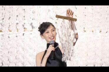 H91- 大政絢、レンズ４万枚使用のXマスツリーに感動　美肌映えドレス姿で点灯式