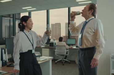 安藤サクラ「急ぎでカフェラテ10個お願い！」ジョーンズにおつかい頼む　テレビCM「地球調査シリーズ」最新作「宇宙人ジョーンズ・ある日のおつかい」篇