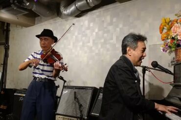 恋人も濡れる街角