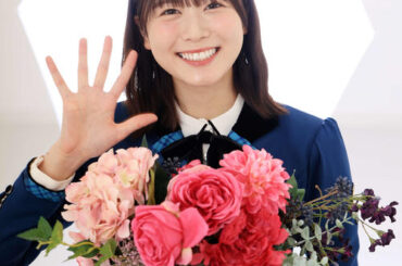 卒業を控えた日向坂46の丹生明里は、花束を手に優しい笑顔で手を振る（撮影・浅見桂子）