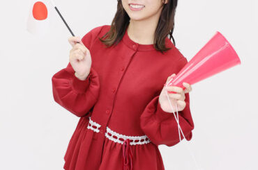 日の丸とメガホンを手に予想する北野日奈子（撮影・足立雅史）