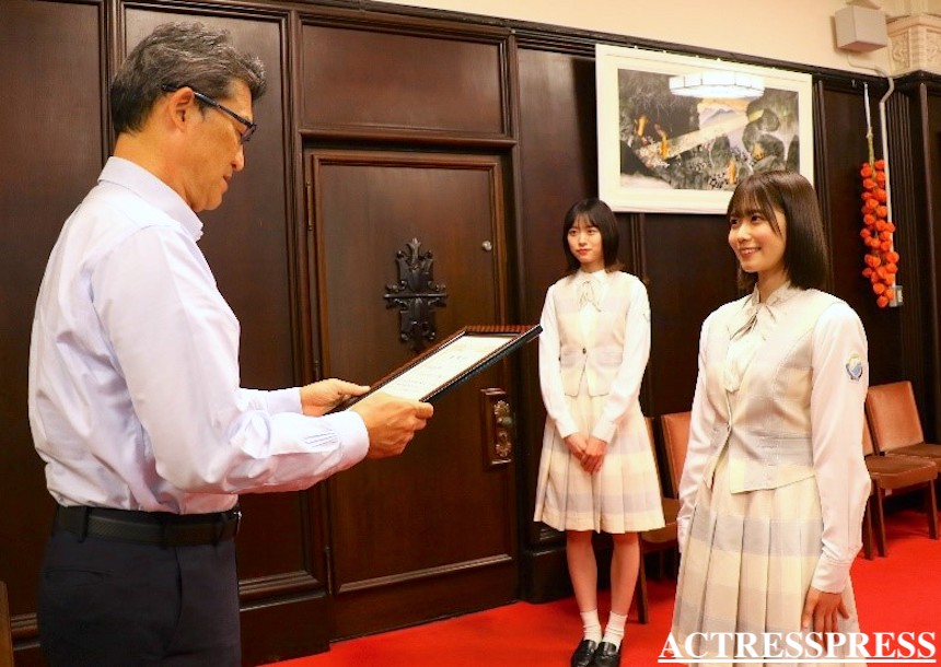 日向坂46 丹生明里＆高橋未来虹／8月16日、宮崎県庁にて開催された「みやざき大使」委嘱式