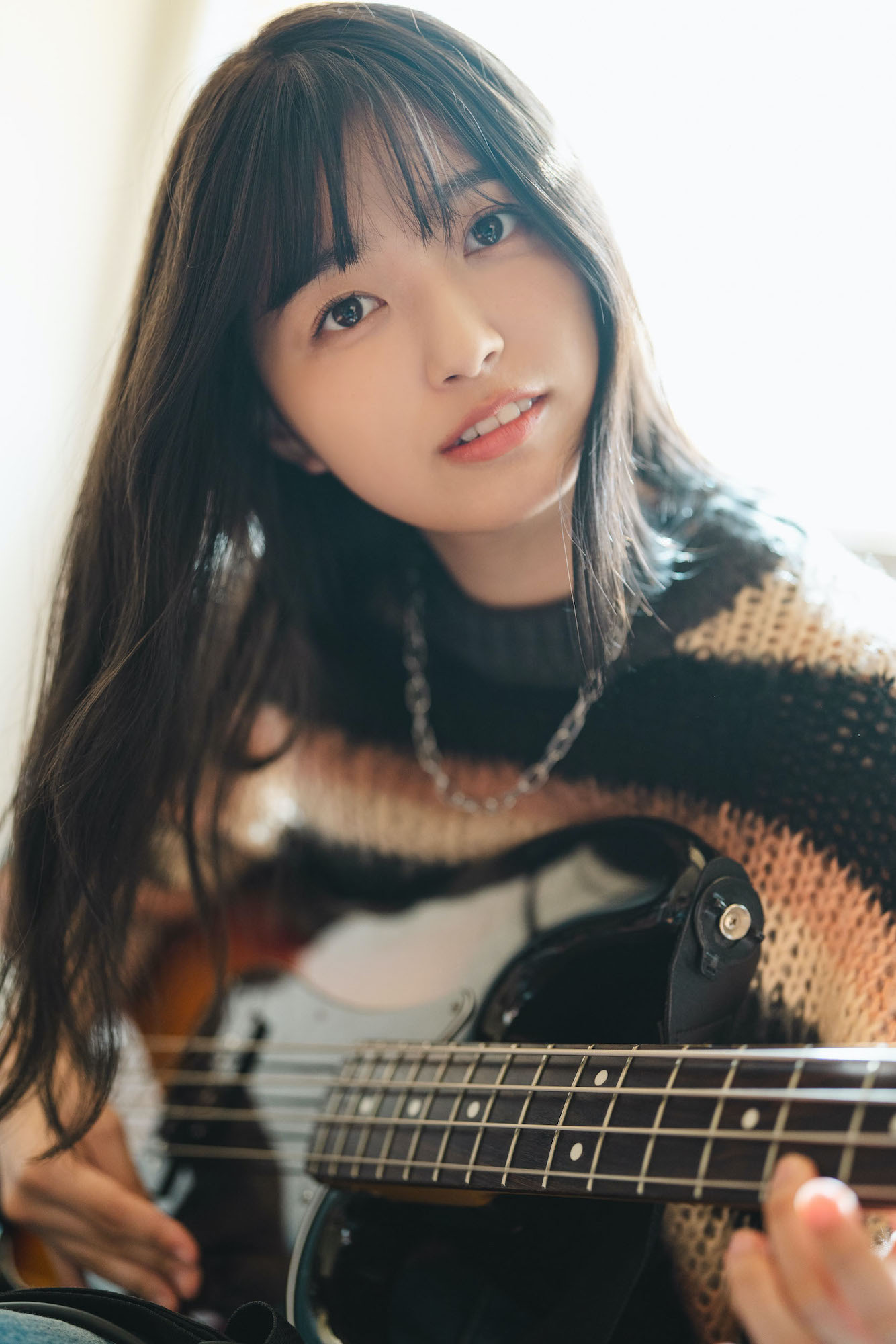 乃木坂46 五百城茉央、ベースを手にロックな姿 披露!!