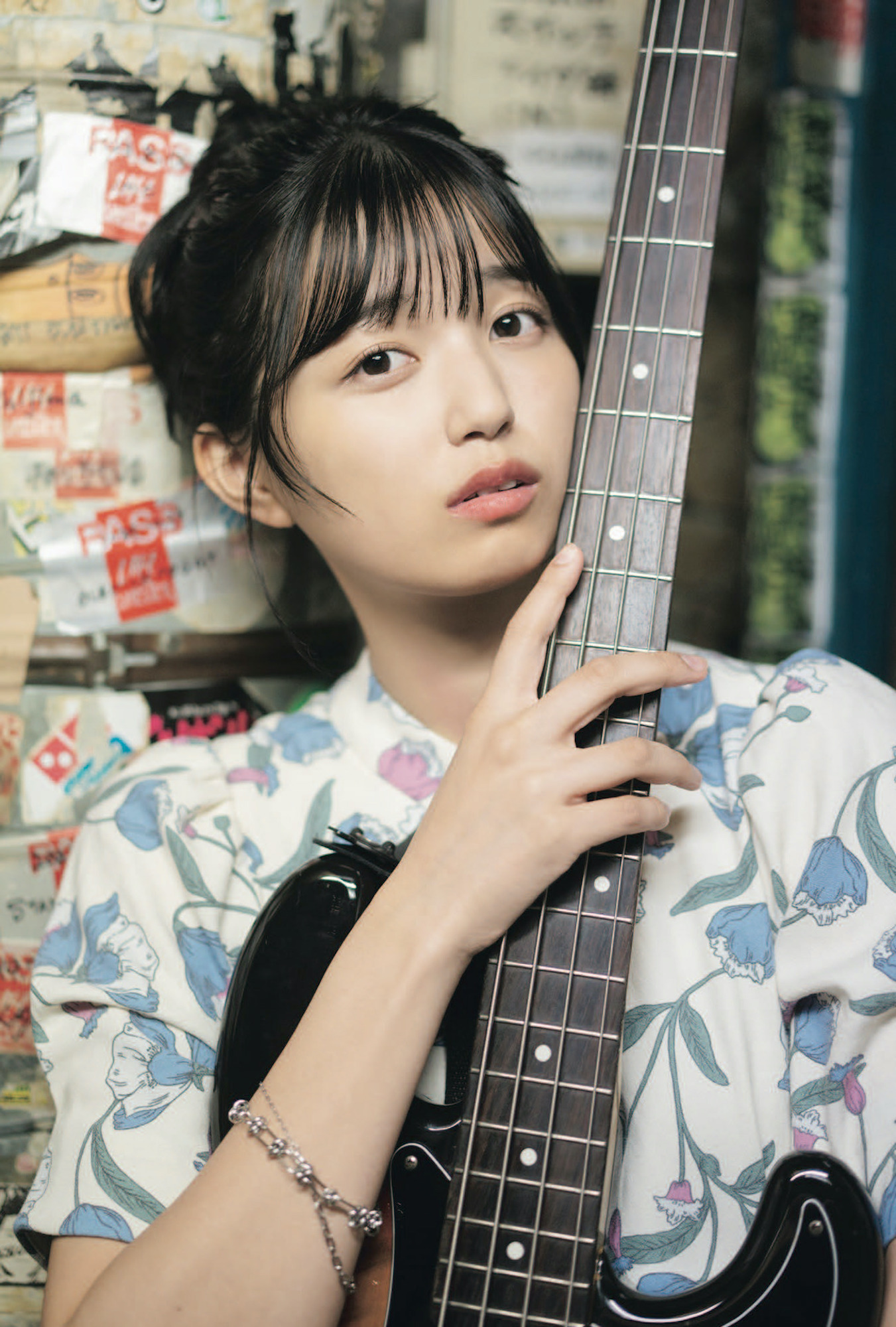 乃木坂46 五百城茉央、ベースを手にロックな姿 披露!!