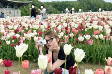 キャバ嬢転身の元「欅坂46」志田愛佳　胸元開いたラフスタイルで、チューリップ畑へピクニック「ママのお弁当久しぶりに」: J-CAST ニュース