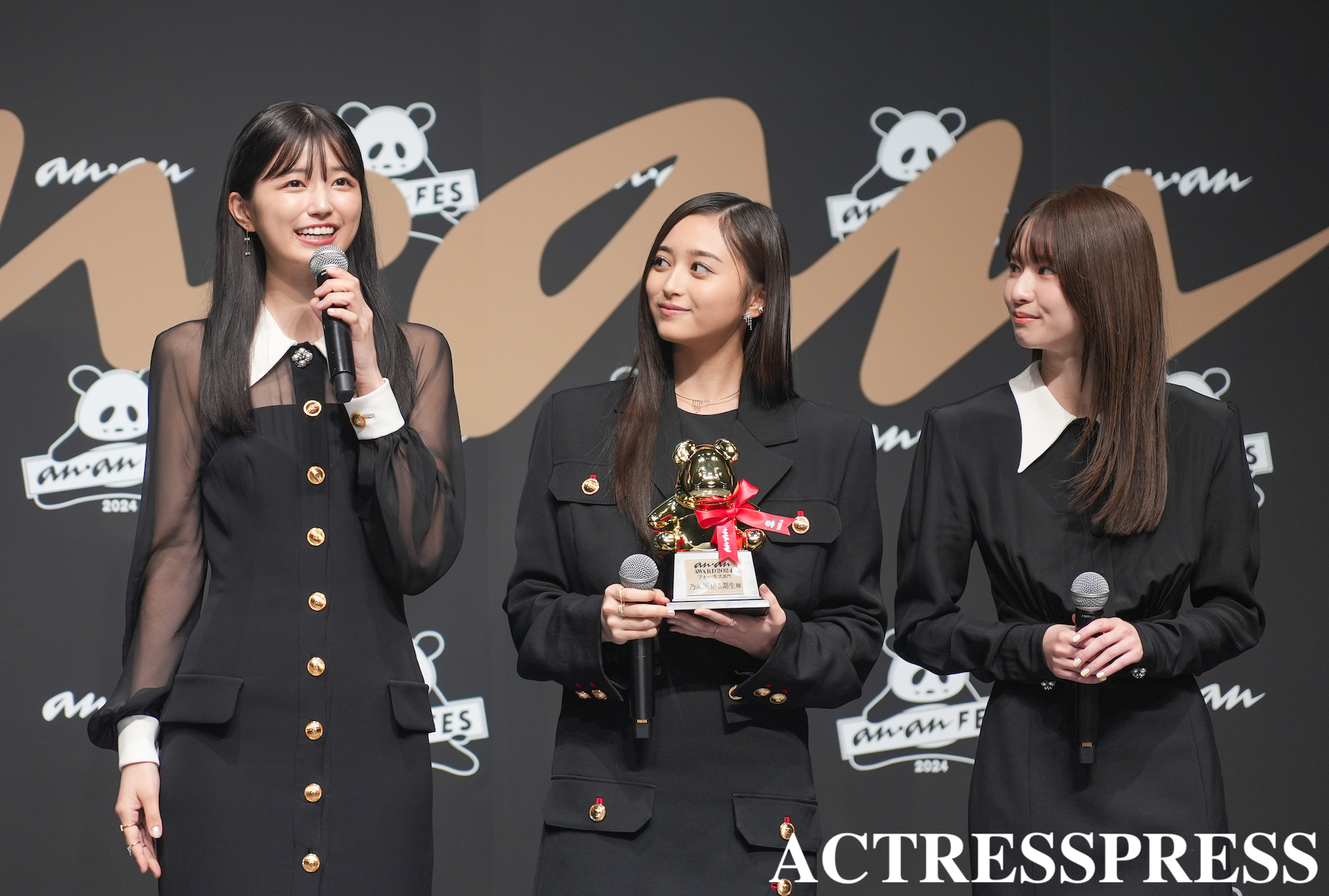 左から五百城茉央、井上和、菅原咲月（乃木坂46）／2024年11月11日、渋谷ストリーム ホールにて開催され「anan AWARD 2024」授賞式にて。(C) 撮影：ACTRESS PRESS編集部（Photographer: SHUN）