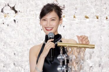 華やかなドレス姿で登場！大政絢さん、表参道ヒルズのクリスマスツリー点灯イベントで観客を魅了