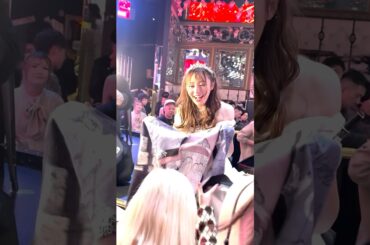 巨大タオルにサインを書いてプレゼントするてんちむ