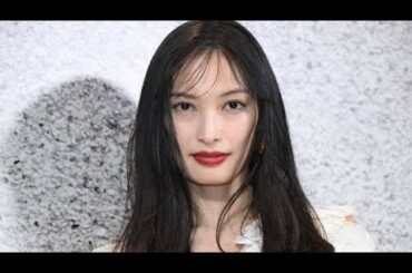 大政絢、ノースリーブワンピで美素肌際立つ “耳つぼジュエリー”に関心【ボッテガ・ヴェネタ 麻布台ヒルズ オープニングイベント】