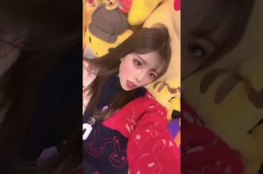 ピカチュウに埋もれてしあわせ〜りこぴん🍅⚡️アイコン画面タップすると色んなSNSリンク飛べるのでタップしてねん！#かわいい #ピカチュウ #おすすめ