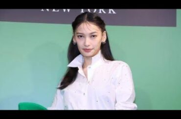 ＜大政絢＞ビジュー付きシャツ×スカートで品よく華やかに　緑のコートがアクセントにdifjfgjs gtjdjyff gfjgvhf