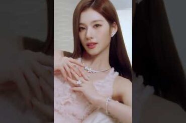 241204 グラフと過ごすホリデーSANAがまとうピュアなきらめき#트와이스 #TWICE #사나 #SANA #サナ