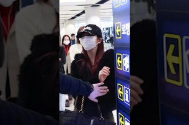 NiziU MAYA、妖精が怪我をしないように守ってくれるJYPのNiziUボディーガード！ #shorts