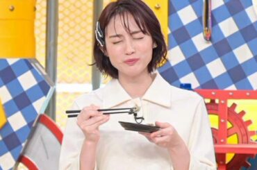 ＜新井恵理那＞襟付きトップス×スカートできちんとコーデ　パンプスに差し色イエロー