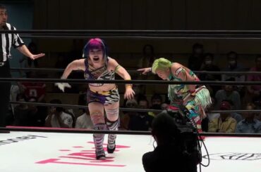 遠藤有栖が水波綾をヘッドロックからドロップキック連発を放つも水波は倒れずで逆に強烈なショルダータックルで倒していく 東京女子プロレス「ALL RISE '24」2024年10月6日