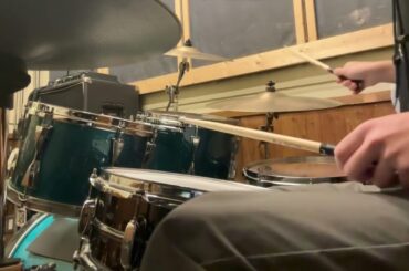 ベーシストだがドラムを叩いた。