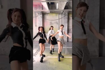 🐰🦄🦌 on their way to getcha #TWICE #트와이스 #STRATEGY#NAYEON #나연 #JIHYO #지효 #TZUYU #쯔위