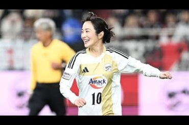 槙野智章の引退試合に妻の高梨臨さんが登場！　“やり直し”でPK成功…夫婦でゴールパフォ