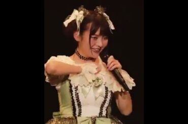 胸元にカンペを隠す上坂すみれ