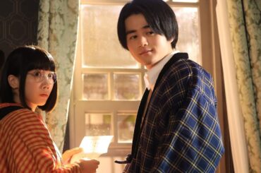 鈴鹿央士＆松本穂香、クランクアップの渋谷そらじと家族のような仲良しショットに「笑顔が自然」の声＜嘘解きレトリック＞