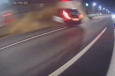 【衝撃】首都高速湾岸線でタクシー横転