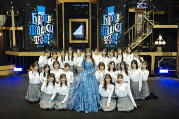 全国ツアー東京ドーム初日、自身の卒業セレモニーを終えた日向坂46加藤史帆（中央）（上山陽介氏撮影）