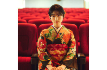 櫻坂46 山下瞳月が『20±SWEET』裏表紙に登場、凛とした振袖姿を披露 | ENTAME next