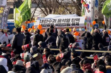 K-POPアイドルから差し入れ相次ぐ、若い女性が目立つ韓国・尹大統領の弾劾集会