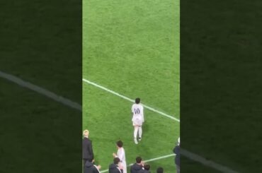 【まさかの展開】ケイスケホンダから指示を受ける槙野智章の妻・高梨臨さんがピッチへw