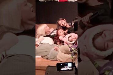 モモの胸を枕にしてしまい、大爆笑するツウィ【TWICE】#momo #モモ #ツウィ #tzuyu #ミナ #mina