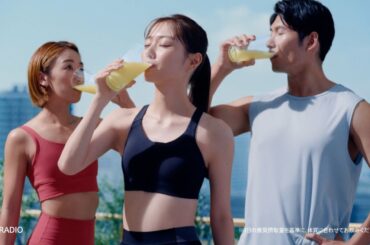 内田理央、ほっそりウエストあらわなスポーツウェアで大胆肌見せ！“筋肉仲間”とプロテインをガブ飲み「キレてるね〜」　プロテインブランド『REMPRESA』新WEBCM