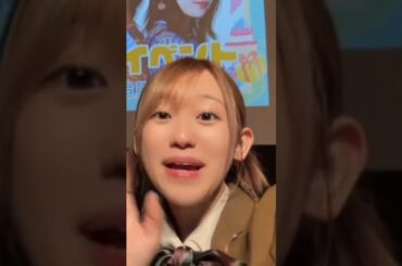 バイバイする高橋李依