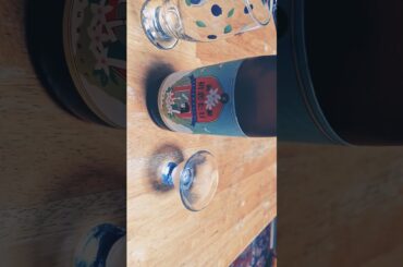 声優・歌手の船戸ゆり絵さんと前田佳織里さんのプロデュースの日本酒🍶の純米大吟醸の前船初恋たび〜夏〜をお母さんと一緒に飲みますね。とても美味しそうですね。