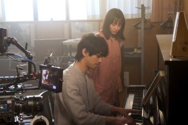 横浜流星の華麗なピアノ演奏に広瀬すずも聞きほれる！？　映画『片想い世界』メイキング