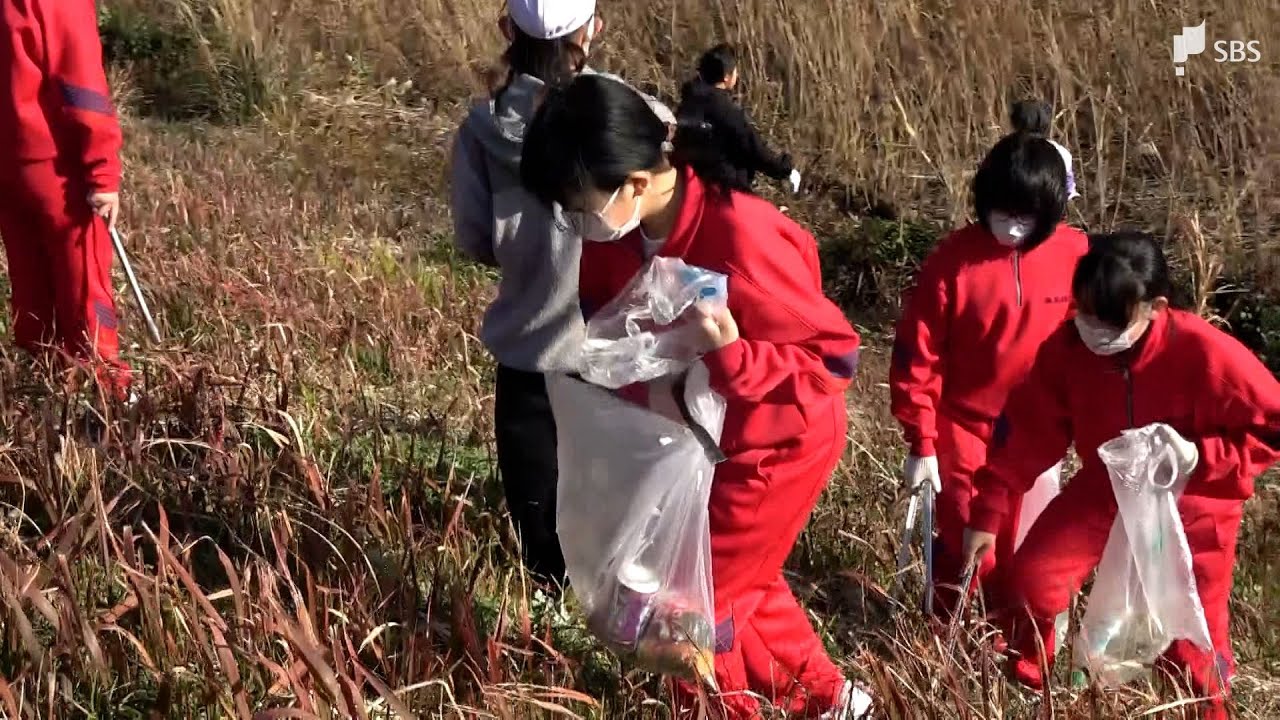 「ここきれいだ、行ってみたい」となるように さくらと菜の花まつりを前に小中学生が清掃活動=静岡・南伊豆町 「ここきれいだ、行ってみたい」となるように さくらと菜の花まつりを前に小中学生が清掃活動=静岡・南伊豆町