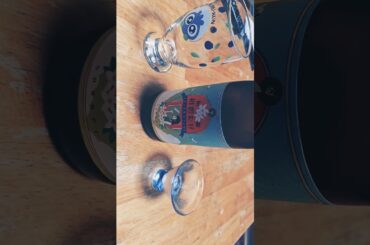 声優・歌手の船戸ゆり絵さんと前田佳織里さんのプロデュースの日本酒🍶の純米大吟醸の前船初恋たび〜夏〜をお母さんと一緒に飲みますね。とても美味しそうですね。