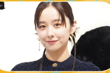 堀田真由、カーデ×超ミニボトムのセットアップで大人のムード　ヘアとバッグで可愛らしさも