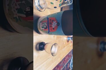 前船初恋たびの夏の純米大吟醸の日本酒🍶ですね。前田佳織里さんと船戸ゆり絵さんのプロデュースのお酒ですね。とても美味しそうですね。お母さんと一緒に飲みますね。