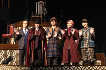 ゲネプロを前に写真に納まる、左から演出・構成の野坂実氏、井上和彦、山寺宏一、佐久間大介、梶裕貴（撮影・丹羽敏通）