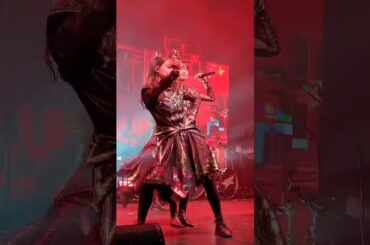 モアがついにチョコレートを手に入れたのを見たときのスーの反応 🤣 と、彼女もチョコレートを持っているかどうか確認するためにモモの方を見つめる様子 🤭