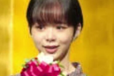 趣里、赤のミニスカで美脚あらわ「最高」「お母さんに似てきた？」　実母・伊藤蘭と“親子共演”で話題