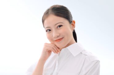 今田美桜、真っ白ワンピやクールなパンツ姿のキュート＆クールなしぐさを披露！傘のアンバサダーに初就任