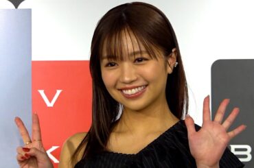 大原優乃、色っぽい肩出し姿で登場！ポージングを間違える可愛いシーンも【写真集『√２５』イベント フォトセッション】