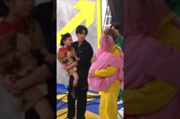 久しぶり👋😆💕めめパパ🖤😊やさしい🥰💞赤ちゃん佐久間くん🤣🤣🩷💗 #目黒蓮 #snowman #meguroren #佐久間大介 #スノーマン #めめさく